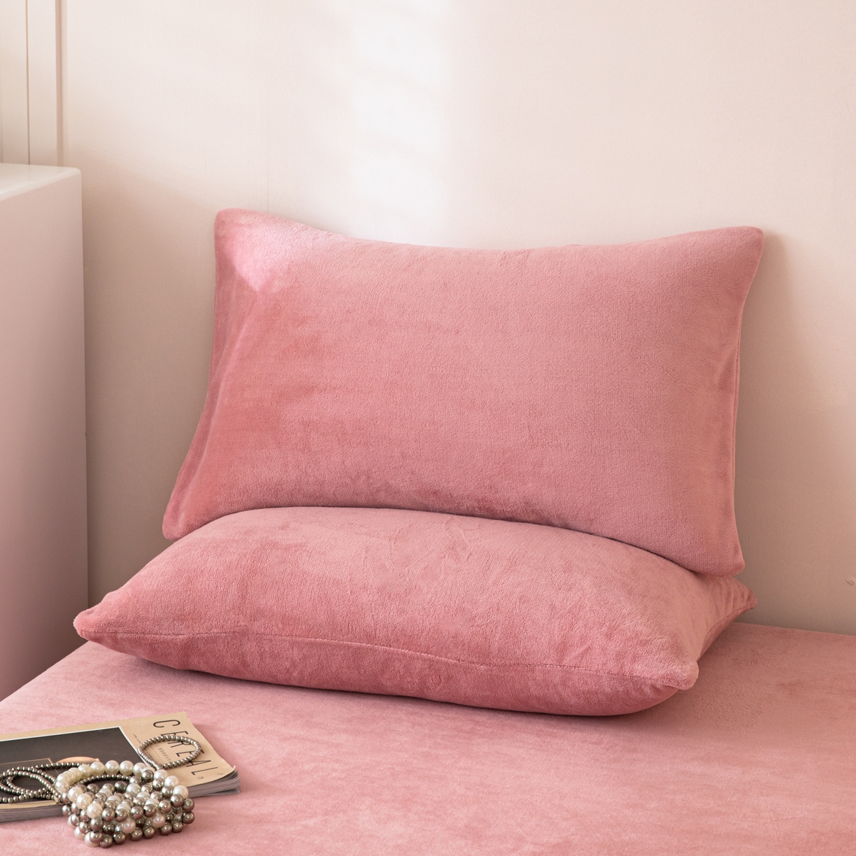 91家纺网 家纺一手货源 找家纺 眠博士 2025新款简约牛奶绒纯色单床笠-场景二 牛奶绒纯色床笠-冬日豆沙