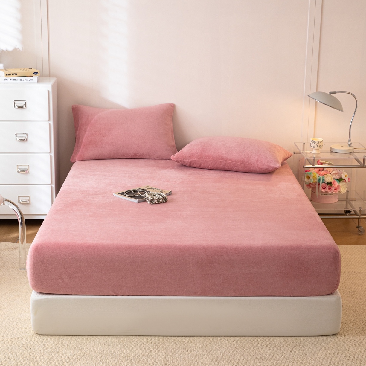 91家纺网 家纺一手货源 找家纺 眠博士 2025新款简约牛奶绒纯色单床笠-场景二 牛奶绒纯色床笠-冬日豆沙