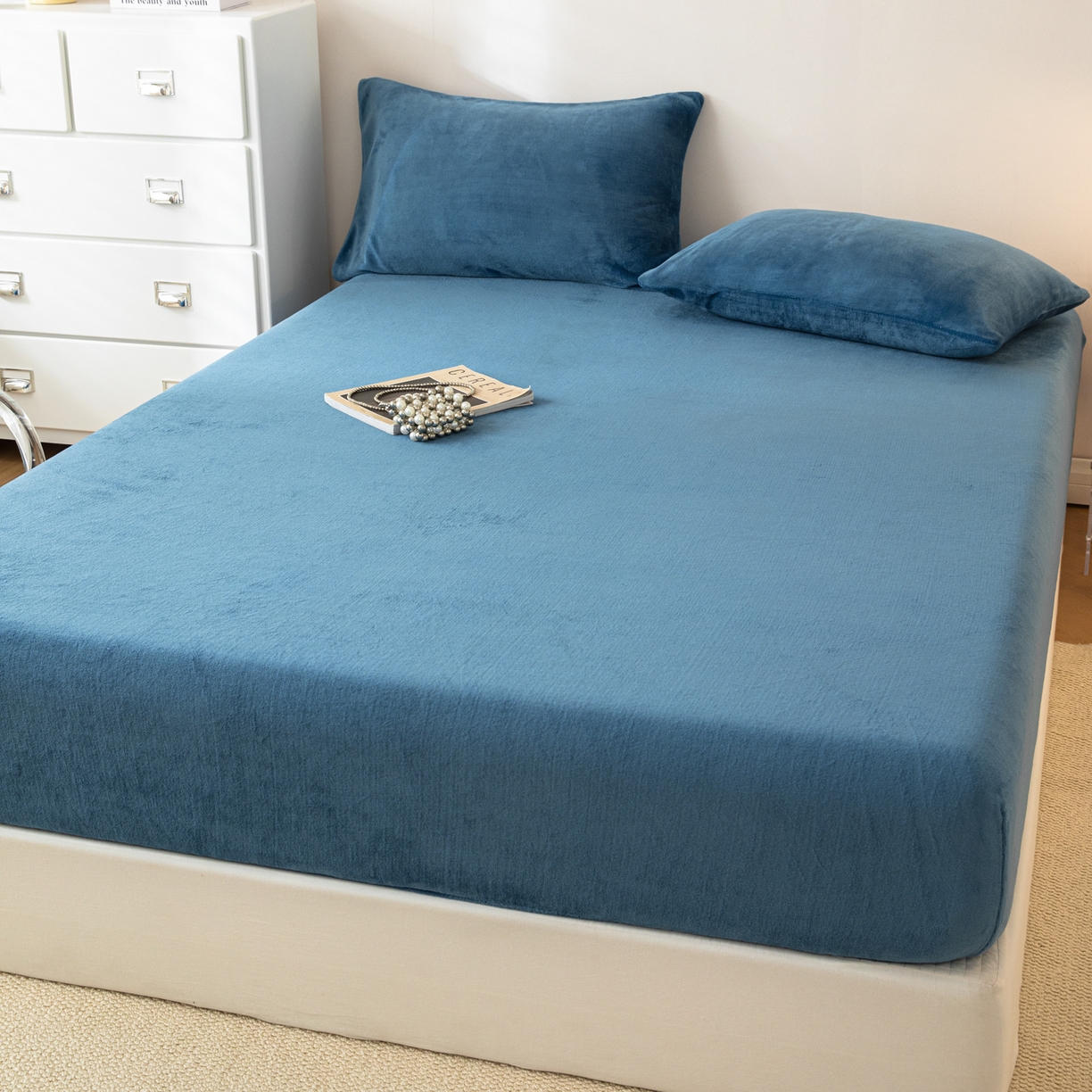 91家纺网 家纺一手货源 找家纺 （总）眠博士 2025新款简约牛奶绒纯色单床笠-场景二