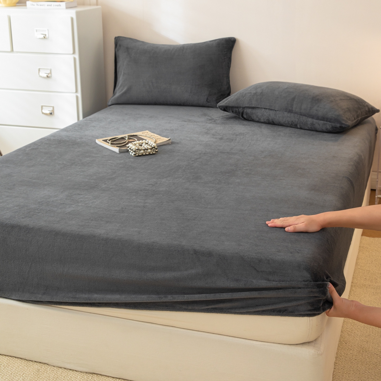 91家纺网 家纺一手货源 找家纺 眠博士 2025新款简约牛奶绒纯色单床笠-场景二 牛奶绒纯色床笠-深灰