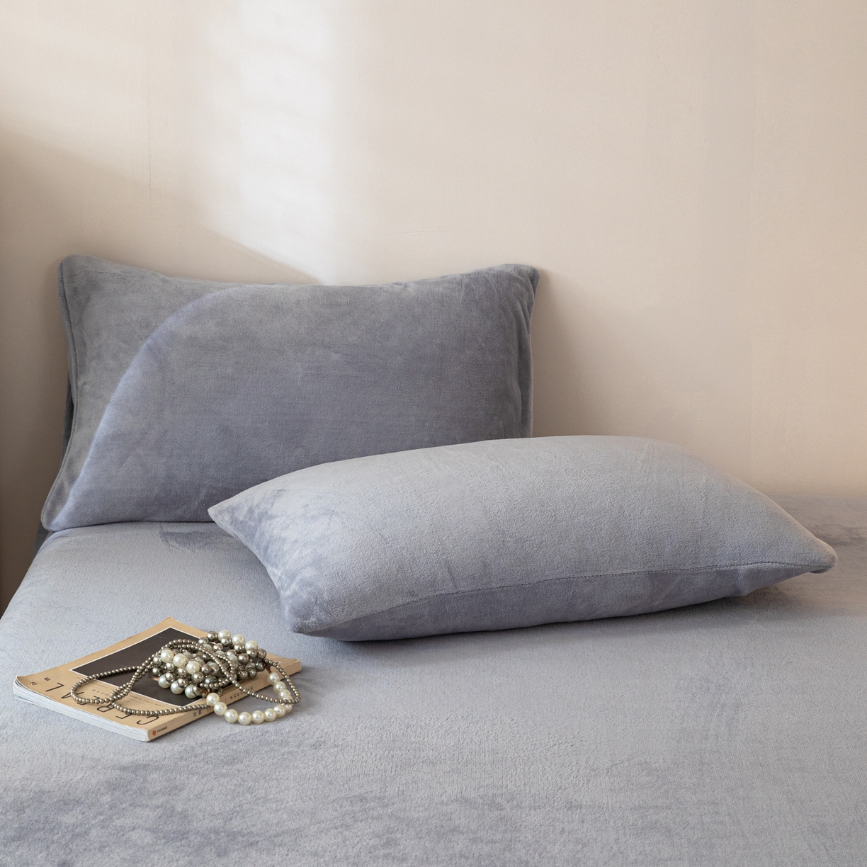 91家纺网 家纺一手货源 找家纺 眠博士 2025新款简约牛奶绒纯色单床笠-场景二 牛奶绒纯色床笠-浅灰