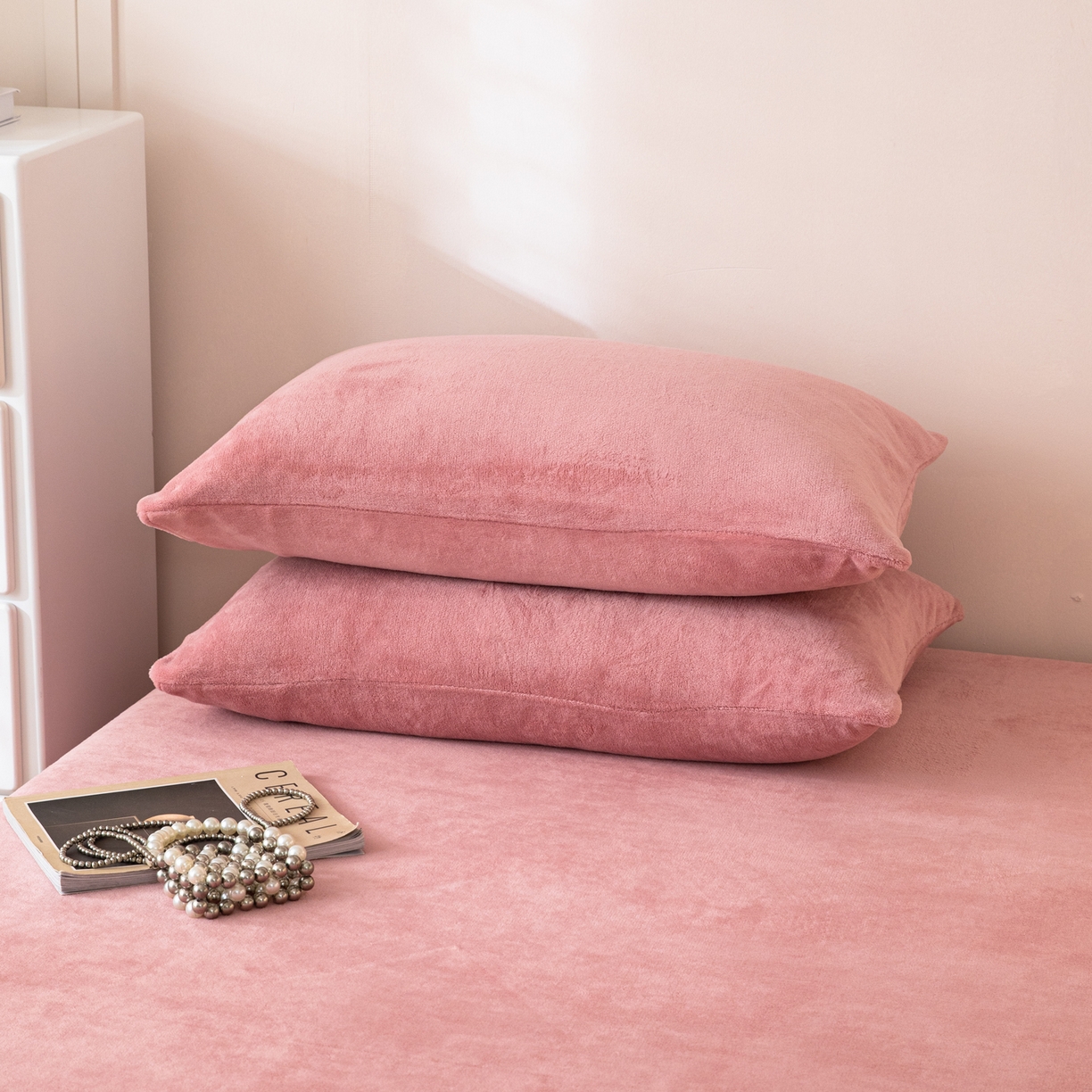 91家纺网 家纺一手货源 找家纺 眠博士 2025新款简约牛奶绒纯色单床笠-场景二 牛奶绒纯色床笠-冬日豆沙