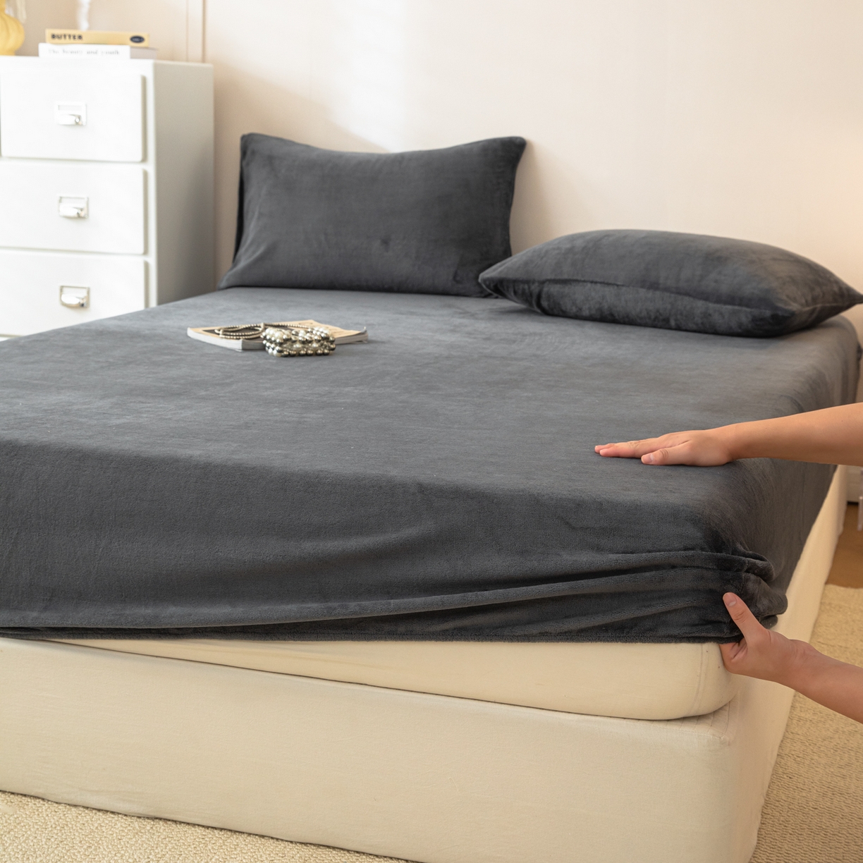 眠博士 2025新款简约牛奶绒纯色单床笠-场景二 牛奶绒纯色床笠-深灰