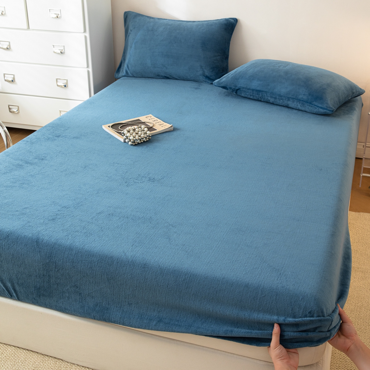 91家纺网 家纺一手货源 找家纺 （总）眠博士 2025新款简约牛奶绒纯色单床笠-场景二