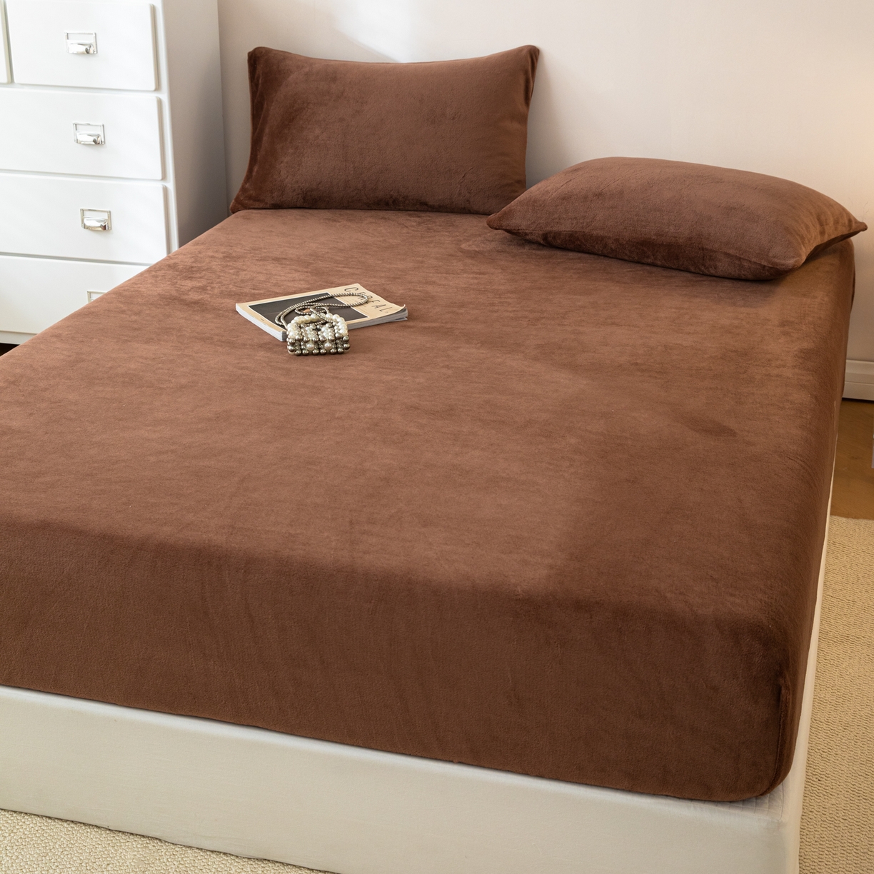 91家纺网 家纺一手货源 找家纺 眠博士 2025新款简约牛奶绒纯色单床笠-场景二 牛奶绒纯色床笠-冬日咖