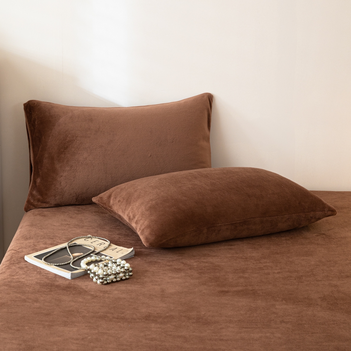 91家纺网 家纺一手货源 找家纺 眠博士 2025新款简约牛奶绒纯色单床笠-场景二 牛奶绒纯色床笠-冬日咖