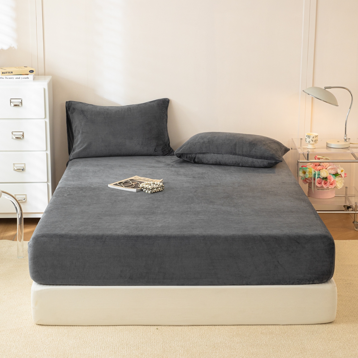 91家纺网 家纺一手货源 找家纺 眠博士 2025新款简约牛奶绒纯色单床笠-场景二 牛奶绒纯色床笠-深灰