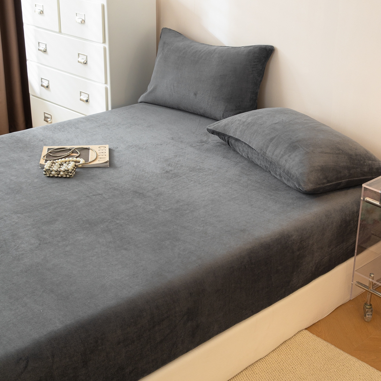 91家纺网 家纺一手货源 找家纺 眠博士 2025新款简约牛奶绒纯色单床笠-场景二 牛奶绒纯色床笠-深灰