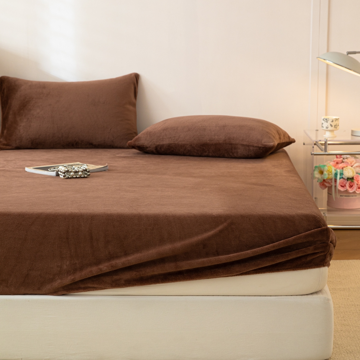 91家纺网 家纺一手货源 找家纺 眠博士 2025新款简约牛奶绒纯色单床笠-场景二 牛奶绒纯色床笠-冬日咖