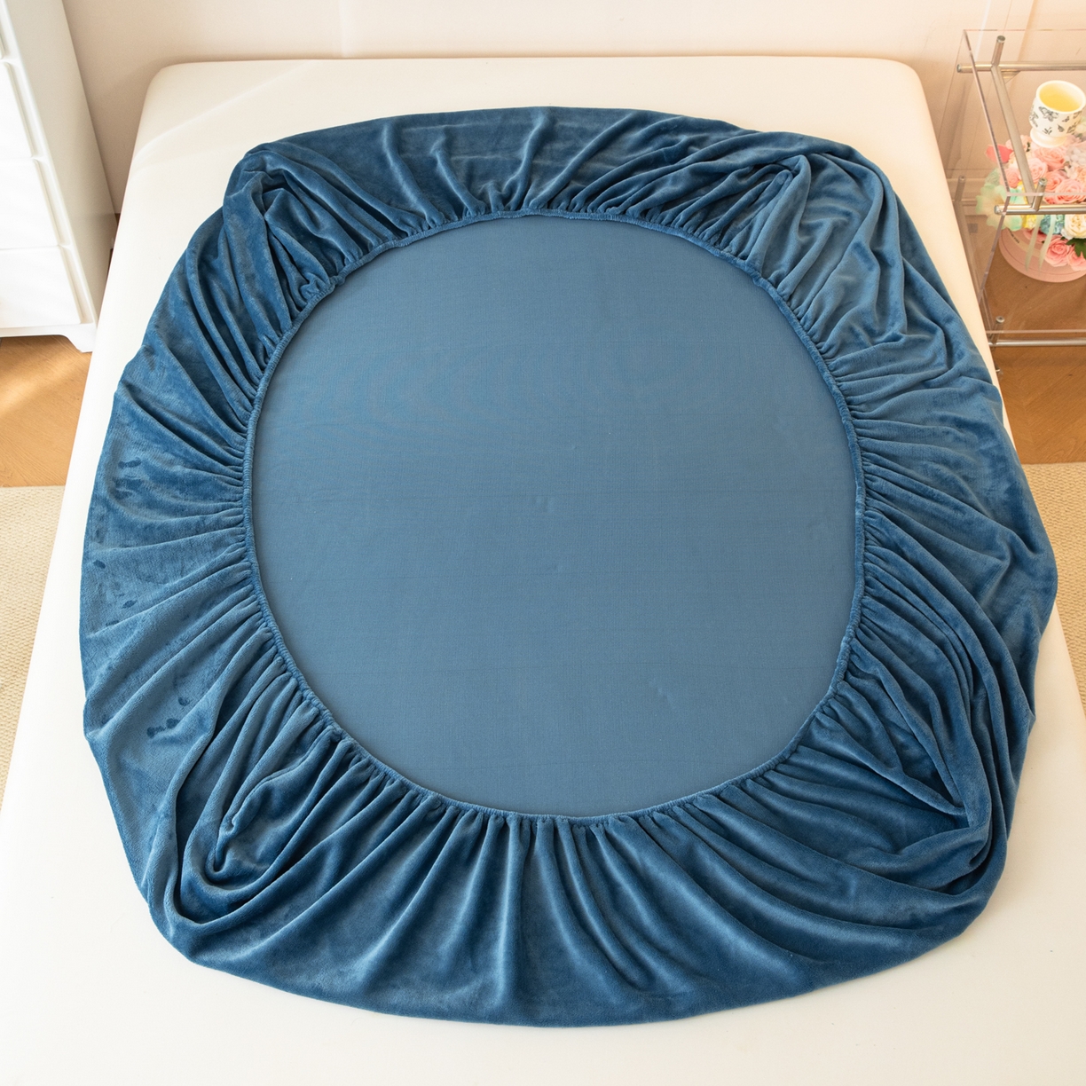 91家纺网 家纺一手货源 找家纺 （总）眠博士 2025新款简约牛奶绒纯色单床笠-场景二