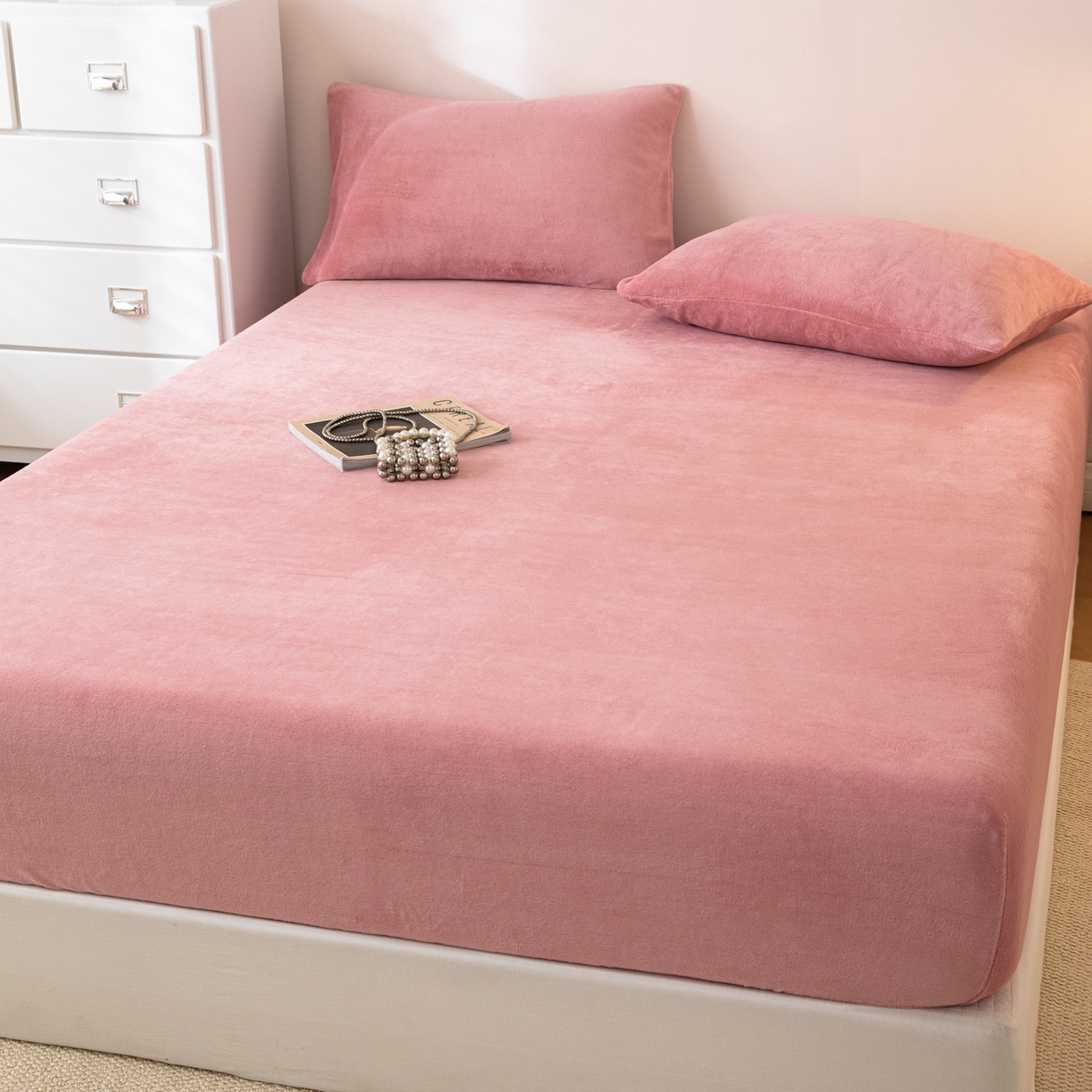 91家纺网 家纺一手货源 找家纺 眠博士 2025新款简约牛奶绒纯色单床笠-场景二 牛奶绒纯色床笠-冬日豆沙