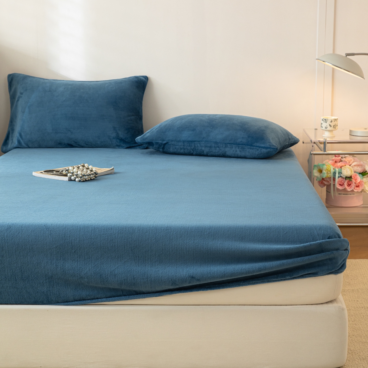 91家纺网 家纺一手货源 找家纺 （总）眠博士 2025新款简约牛奶绒纯色单床笠-场景二