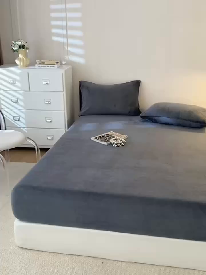 91家纺网 家纺一手货源 找家纺 眠博士 2025新款简约牛奶绒纯色单床笠-场景二 牛奶绒纯色床笠-深灰