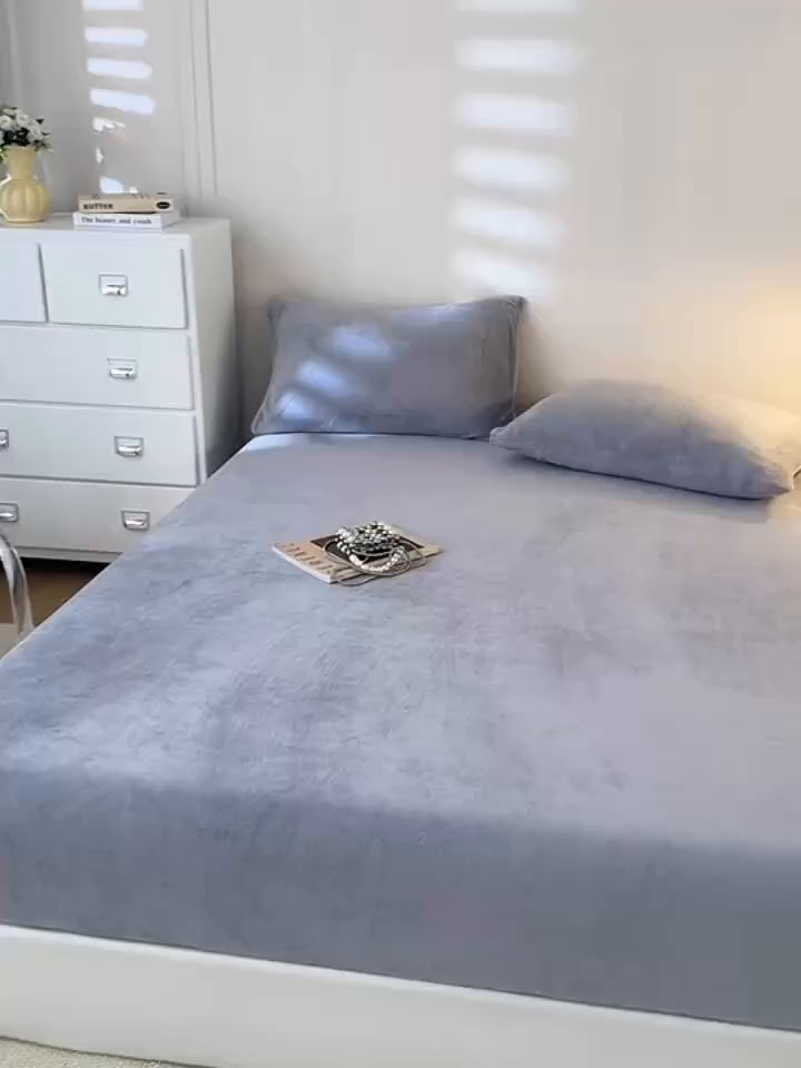 91家纺网 家纺一手货源 找家纺 眠博士 2025新款简约牛奶绒纯色单床笠-场景二 牛奶绒纯色床笠-浅灰