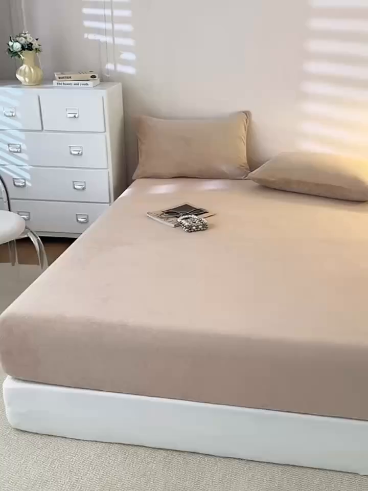 91家纺网 家纺一手货源 找家纺 眠博士 2025新款简约牛奶绒纯色单床笠-场景二 牛奶绒纯色床笠-暖咖