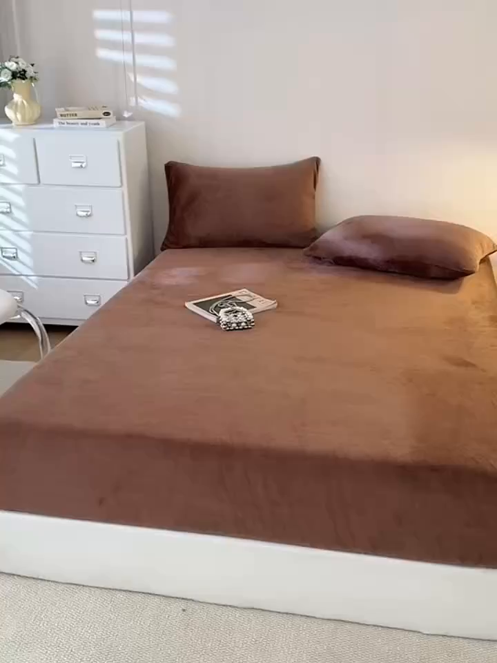 91家纺网 家纺一手货源 找家纺 眠博士 2025新款简约牛奶绒纯色单床笠-场景二 牛奶绒纯色床笠-冬日咖