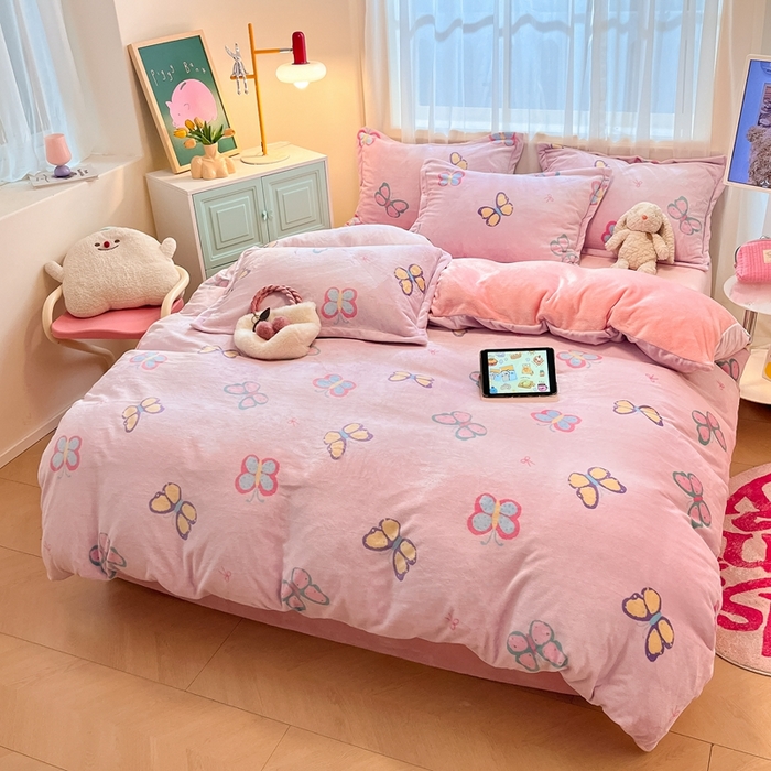 91家纺网 家纺一手货源 找家纺 川悦生活 2025新款高克重牛奶绒四件套-系列二 小芙蝶意-奶粉