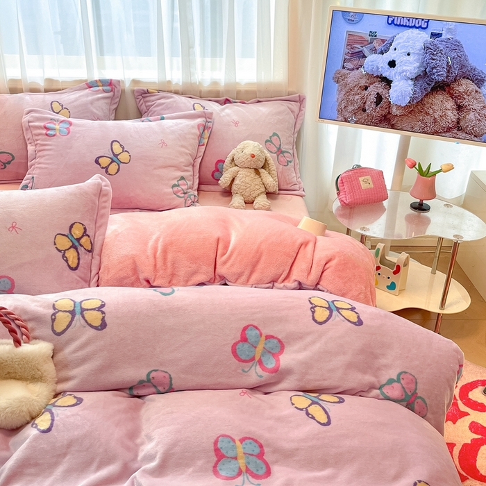 91家纺网 家纺一手货源 找家纺 川悦生活 2025新款高克重牛奶绒四件套-系列二 小芙蝶意-奶粉