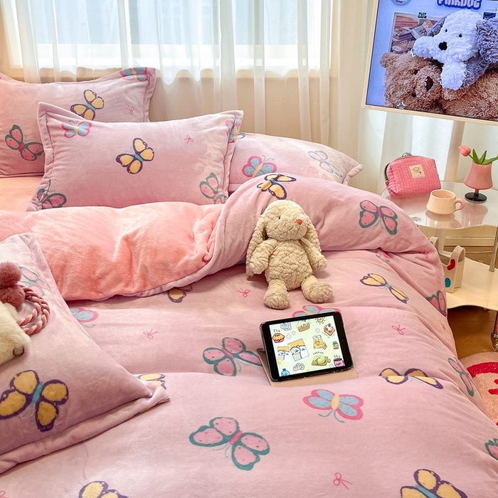 91家纺网 家纺一手货源 找家纺 川悦生活 2025新款高克重牛奶绒四件套-系列二 小芙蝶意-奶粉