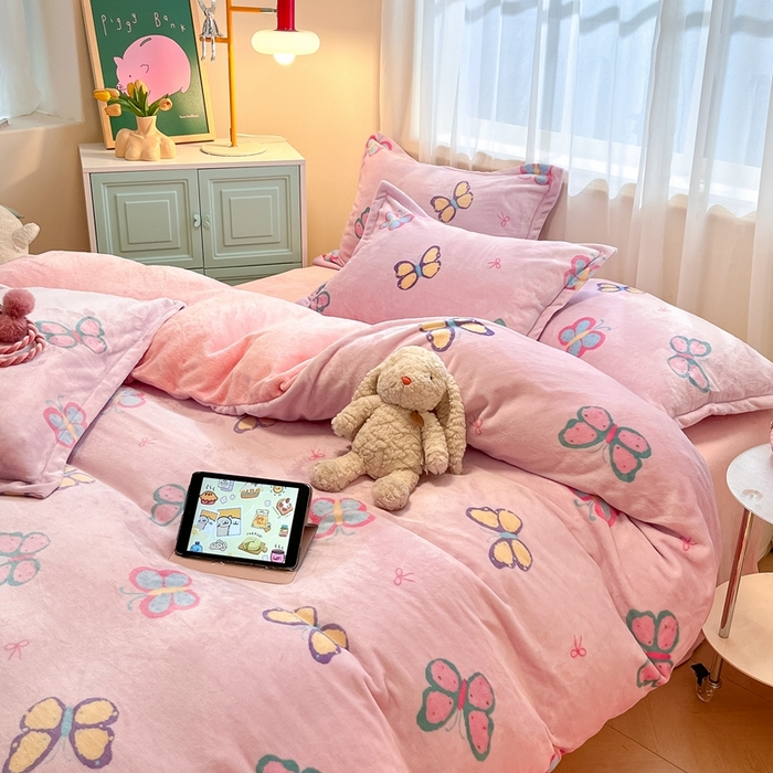 91家纺网 家纺一手货源 找家纺 川悦生活 2025新款高克重牛奶绒四件套-系列二 小芙蝶意-奶粉