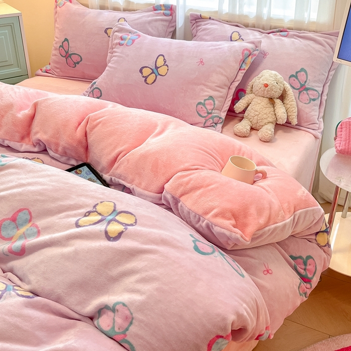 91家纺网 家纺一手货源 找家纺 川悦生活 2025新款高克重牛奶绒四件套-系列二 小芙蝶意-奶粉