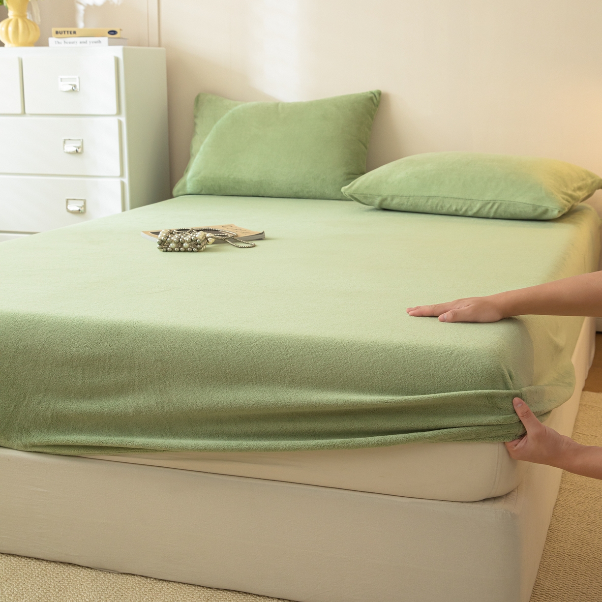 91家纺网 家纺一手货源 找家纺 眠博士 2025新款简约牛奶绒纯色单床笠-场景二 牛奶绒纯色床笠-苹果绿