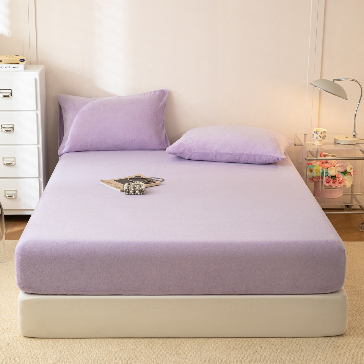 91家纺网 家纺一手货源 找家纺 眠博士 2025新款简约牛奶绒纯色单床笠-场景二 牛奶绒纯色床笠-丁香紫