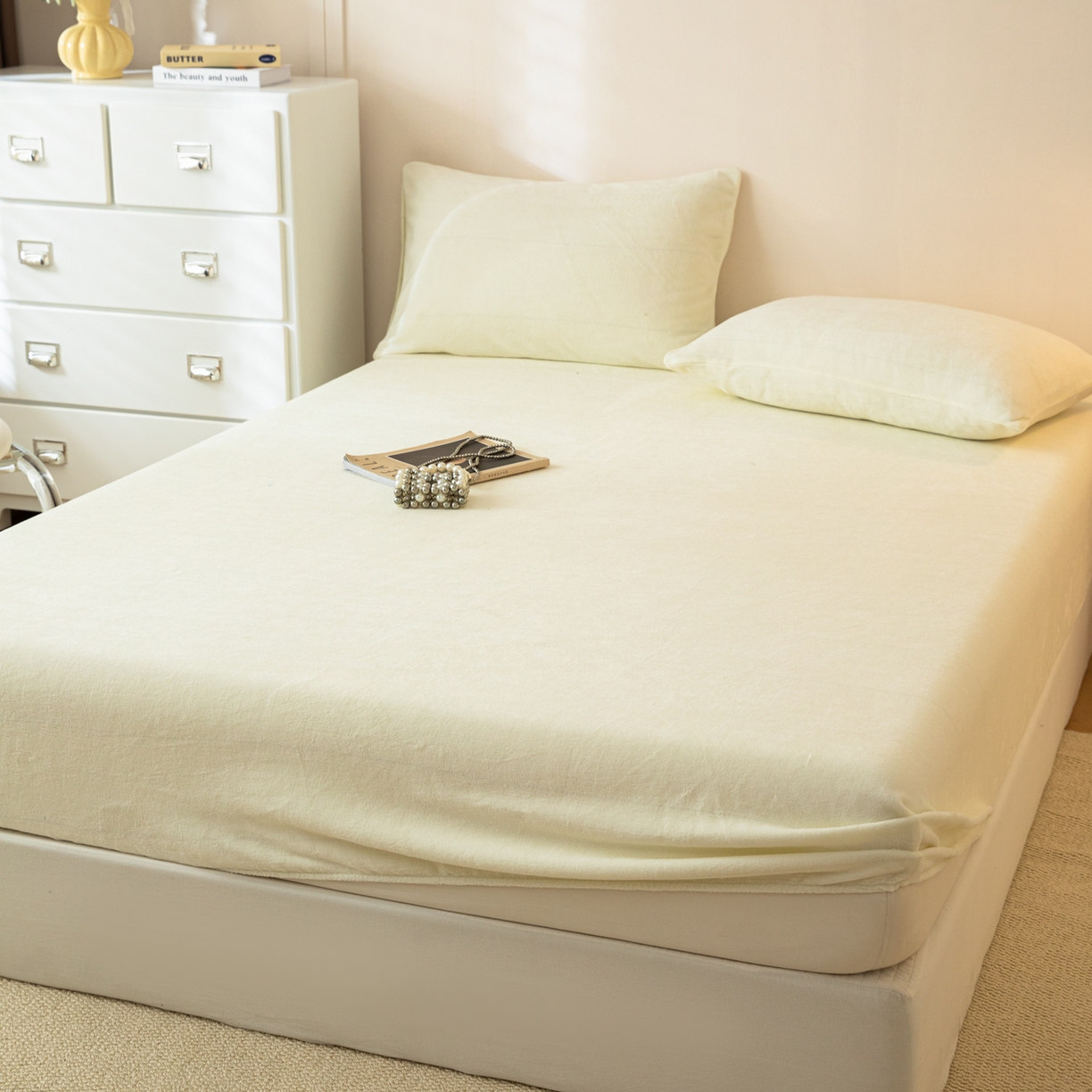 91家纺网 家纺一手货源 找家纺 眠博士 2025新款简约牛奶绒纯色单床笠-场景二 牛奶绒纯色床笠-奶白