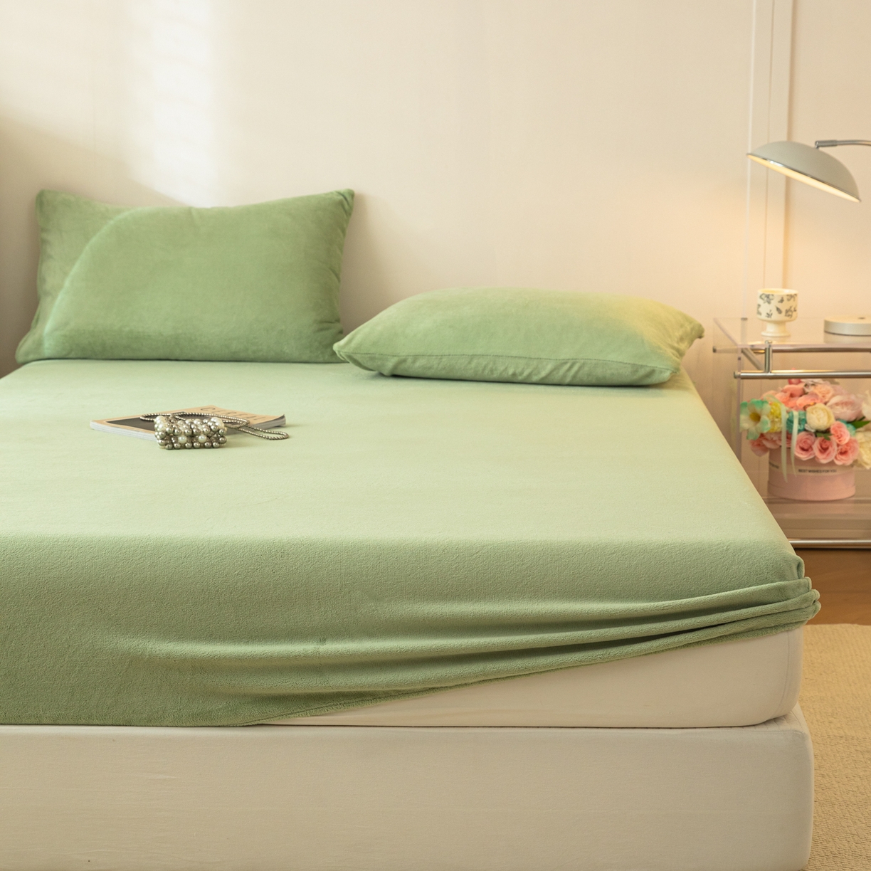 91家纺网 家纺一手货源 找家纺 眠博士 2025新款简约牛奶绒纯色单床笠-场景二 牛奶绒纯色床笠-苹果绿