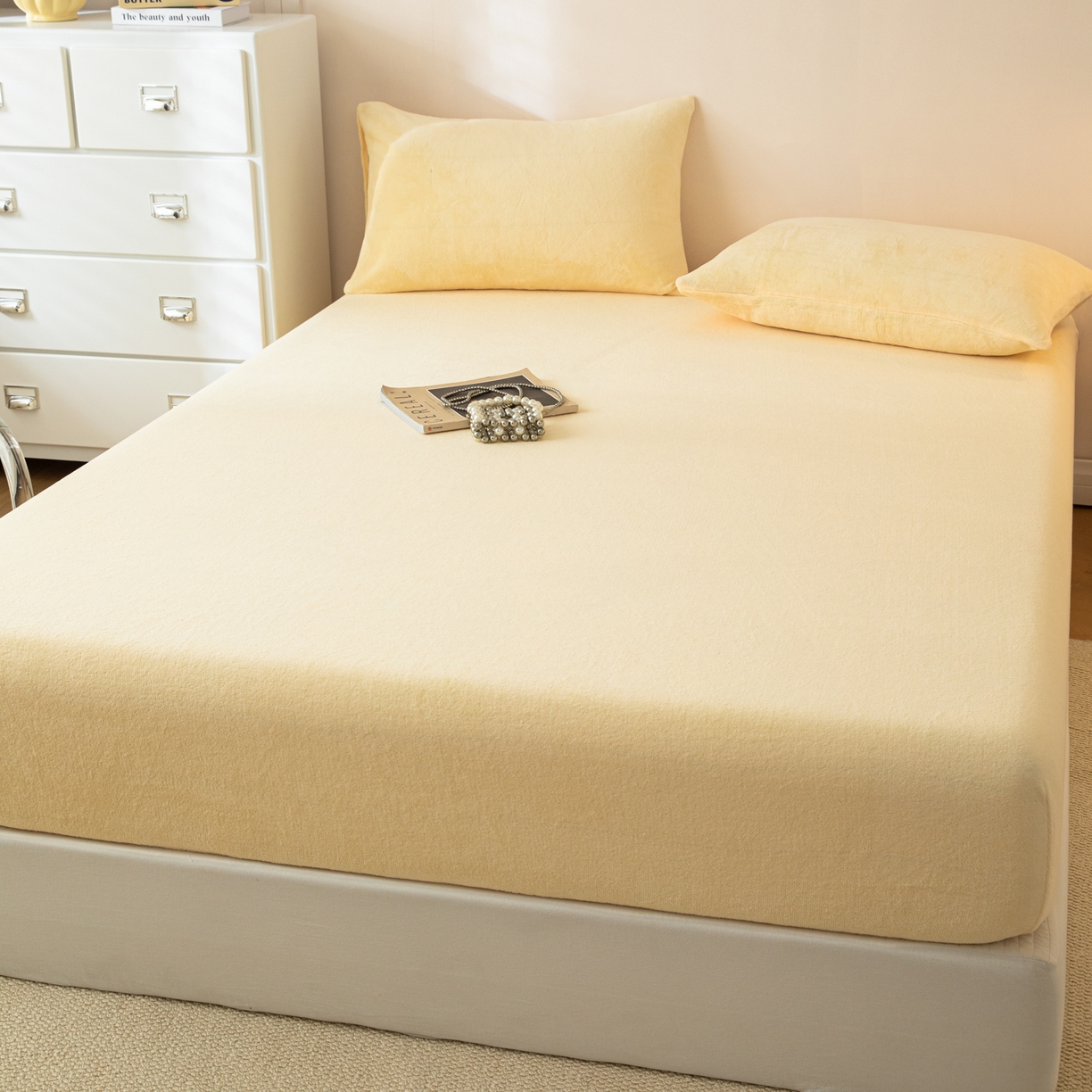 91家纺网 家纺一手货源 找家纺 眠博士 2025新款简约牛奶绒纯色单床笠-场景二 牛奶绒纯色床笠-鹅黄