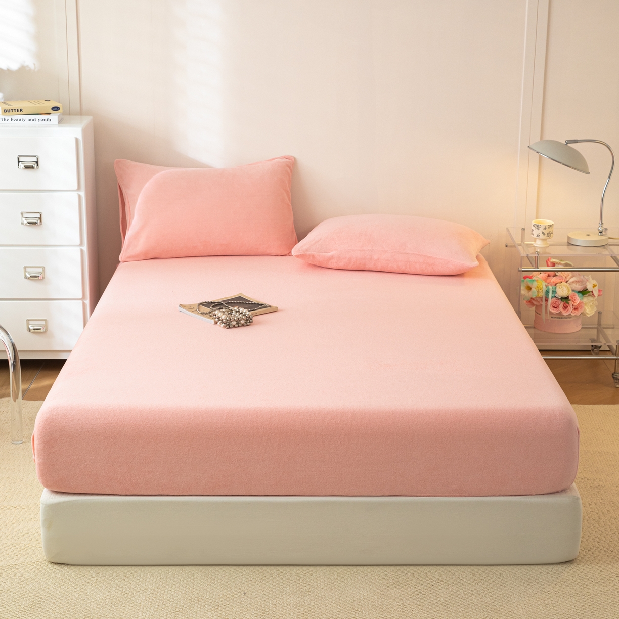 91家纺网 家纺一手货源 找家纺 眠博士 2025新款简约牛奶绒纯色单床笠-场景二 牛奶绒纯色床笠-粉色