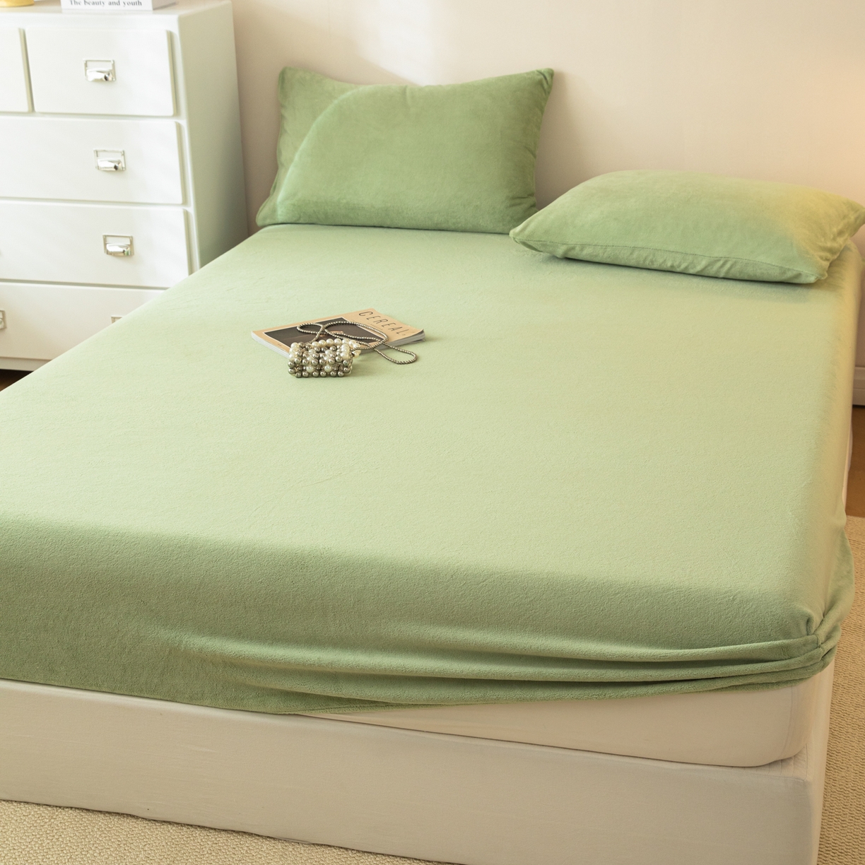 91家纺网 家纺一手货源 找家纺 眠博士 2025新款简约牛奶绒纯色单床笠-场景二 牛奶绒纯色床笠-苹果绿