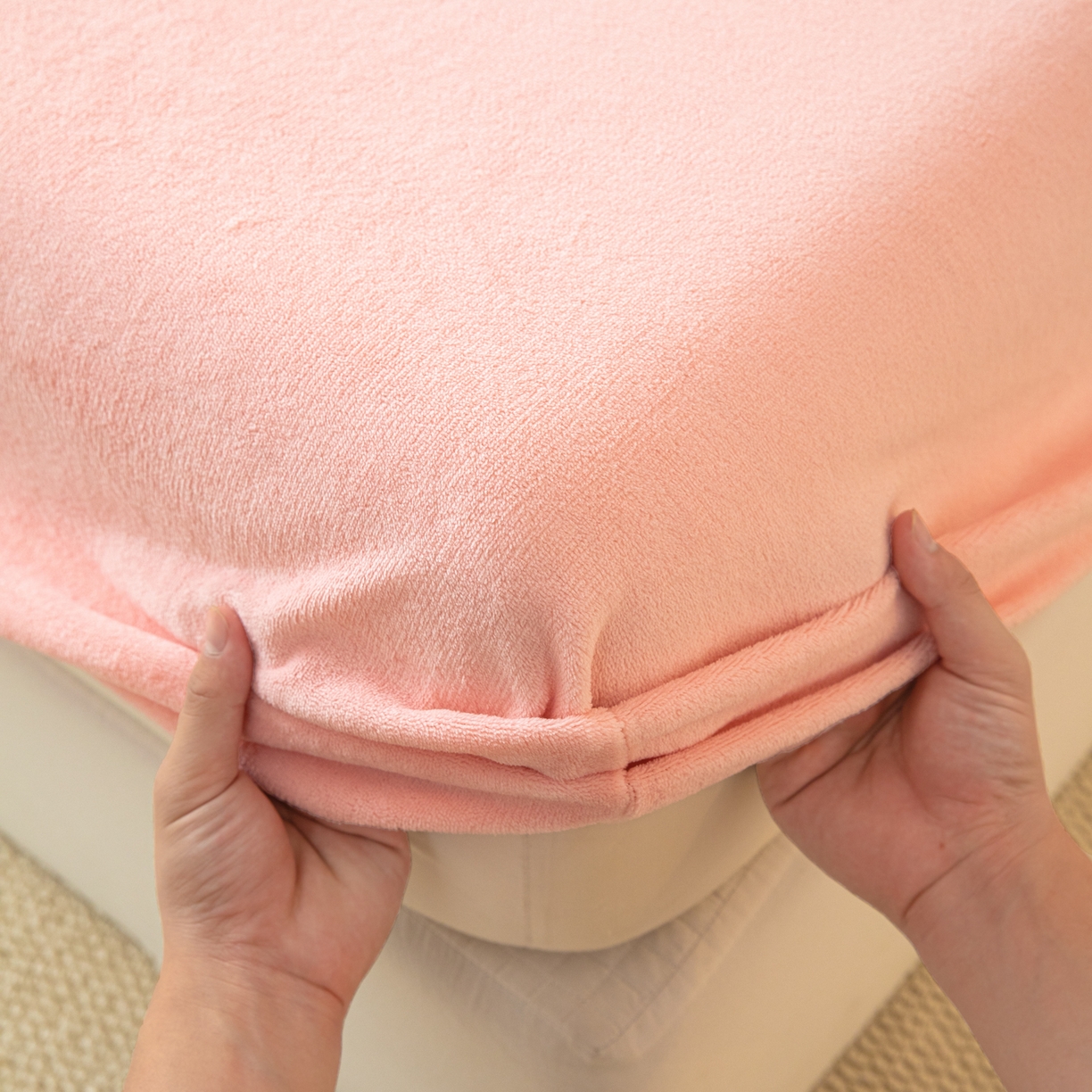 91家纺网 家纺一手货源 找家纺 眠博士 2025新款简约牛奶绒纯色单床笠-场景二 牛奶绒纯色床笠-粉色