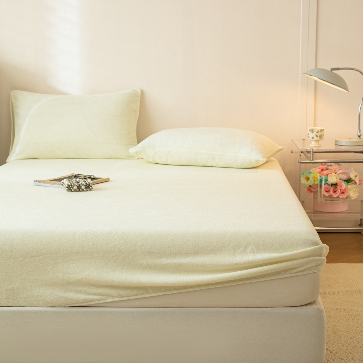 91家纺网 家纺一手货源 找家纺 眠博士 2025新款简约牛奶绒纯色单床笠-场景二 牛奶绒纯色床笠-奶白