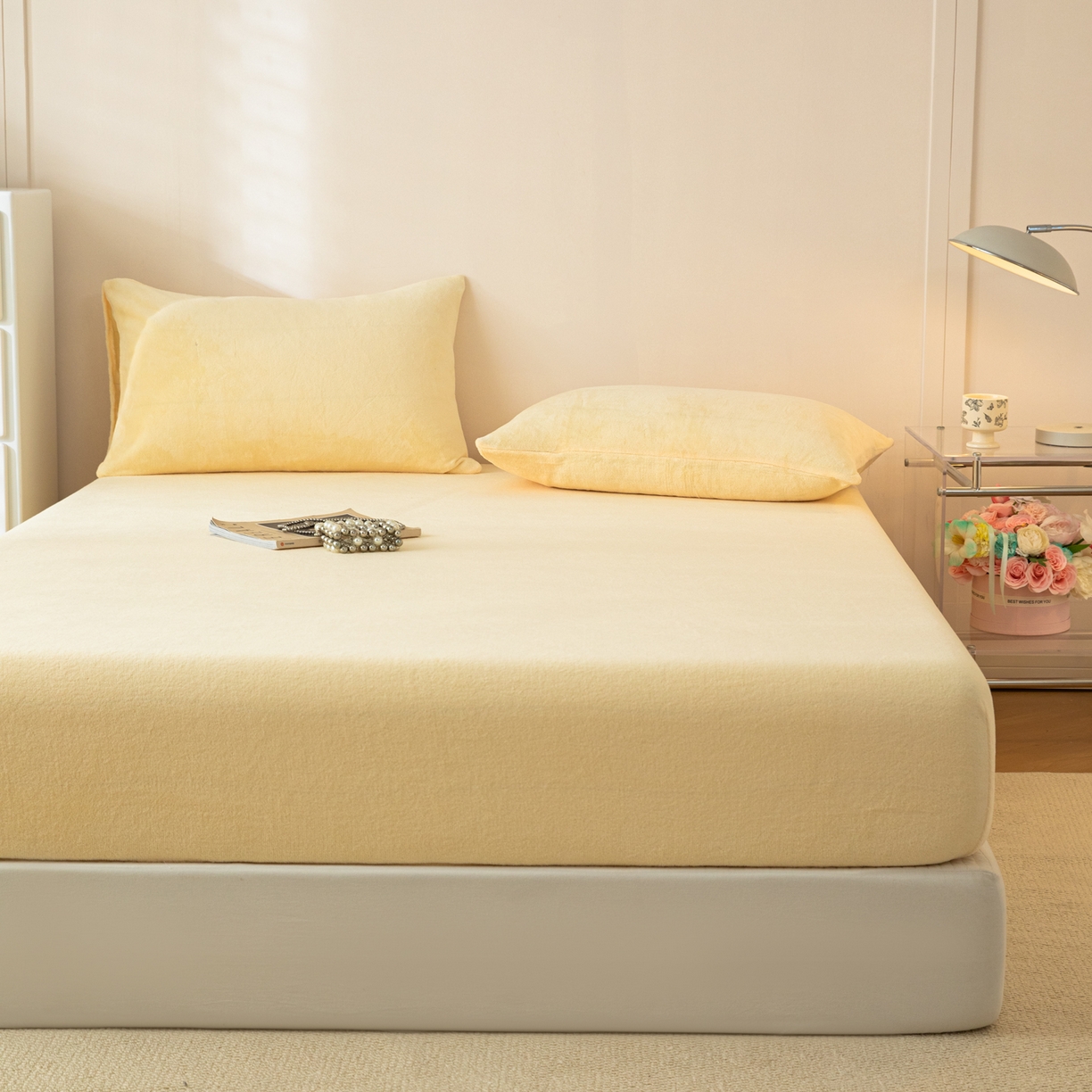 91家纺网 家纺一手货源 找家纺 眠博士 2025新款简约牛奶绒纯色单床笠-场景二 牛奶绒纯色床笠-鹅黄