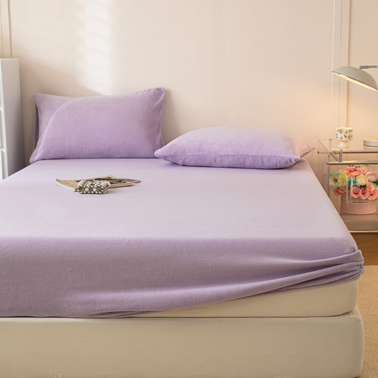 91家纺网 家纺一手货源 找家纺 眠博士 2025新款简约牛奶绒纯色单床笠-场景二 牛奶绒纯色床笠-丁香紫