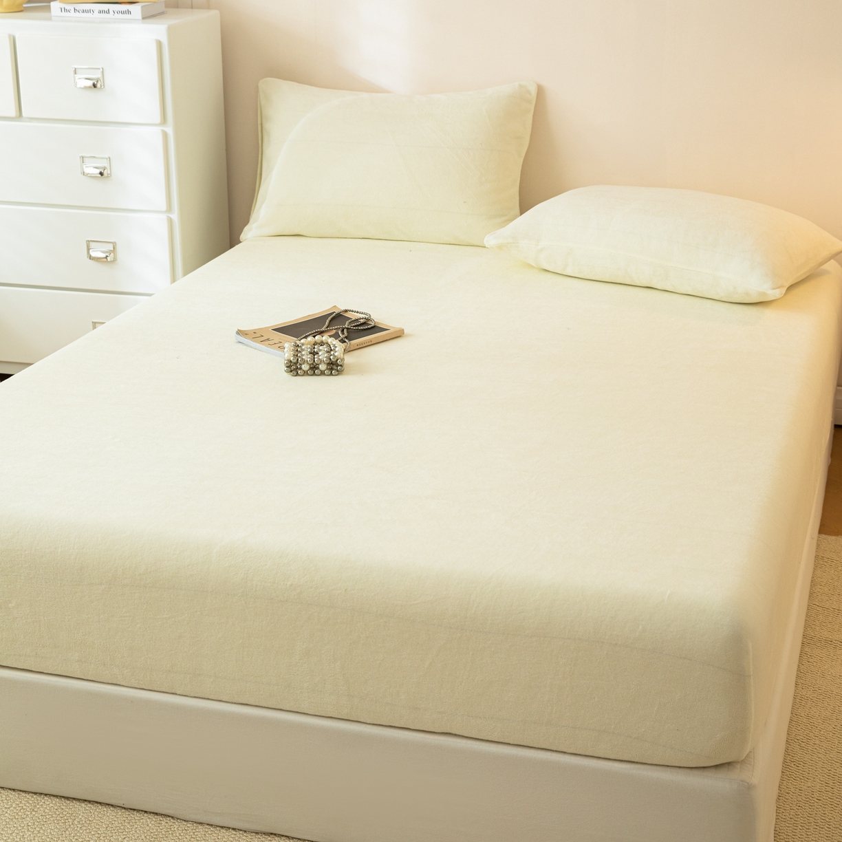 91家纺网 家纺一手货源 找家纺 眠博士 2025新款简约牛奶绒纯色单床笠-场景二 牛奶绒纯色床笠-奶白