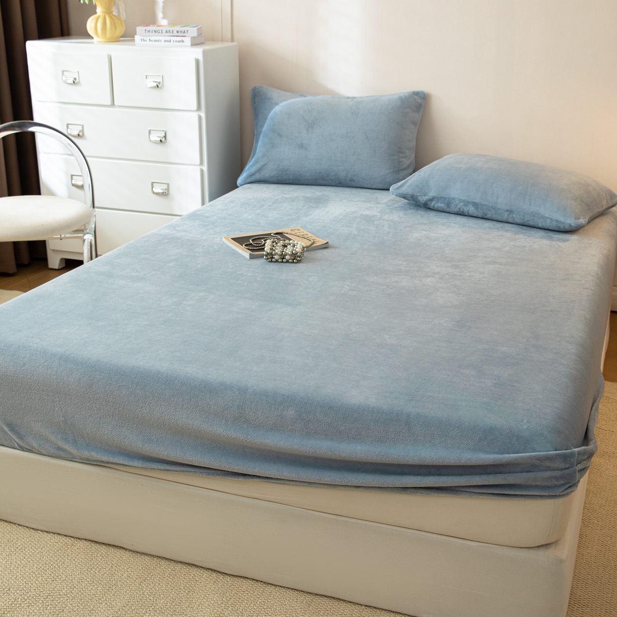 91家纺网 家纺一手货源 找家纺 眠博士 2025新款简约牛奶绒纯色单床笠-场景二 牛奶绒纯色床笠-雾霾蓝