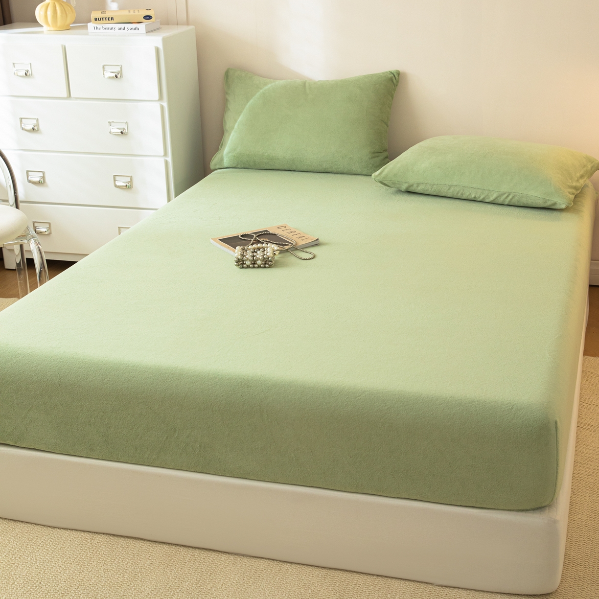 91家纺网 家纺一手货源 找家纺 眠博士 2025新款简约牛奶绒纯色单床笠-场景二 牛奶绒纯色床笠-苹果绿