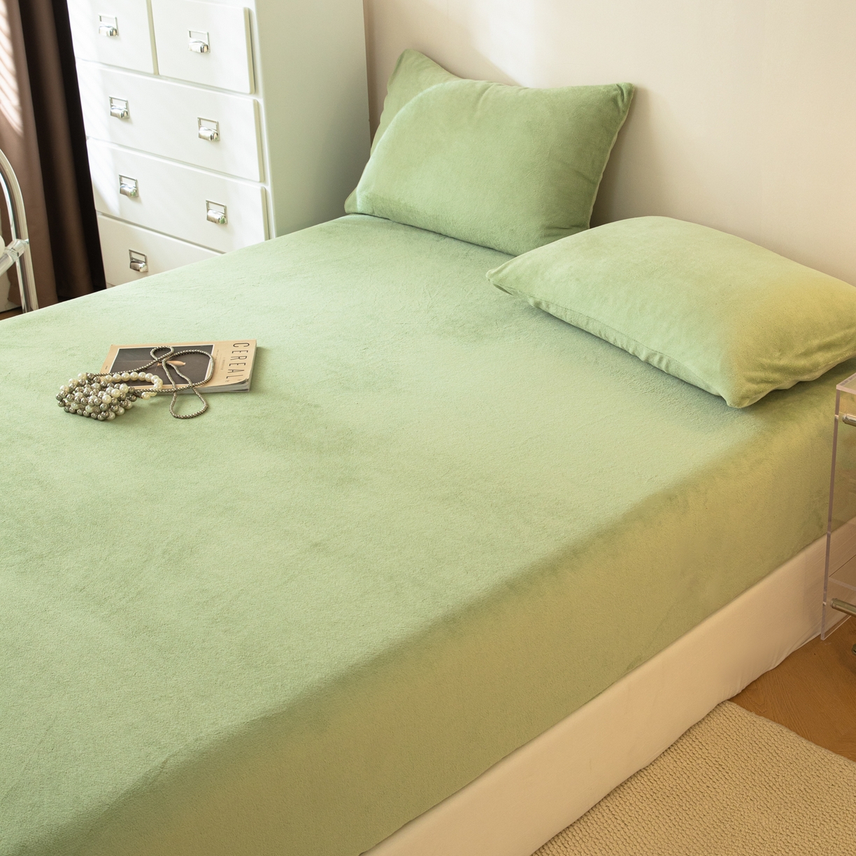 91家纺网 家纺一手货源 找家纺 眠博士 2025新款简约牛奶绒纯色单床笠-场景二 牛奶绒纯色床笠-苹果绿