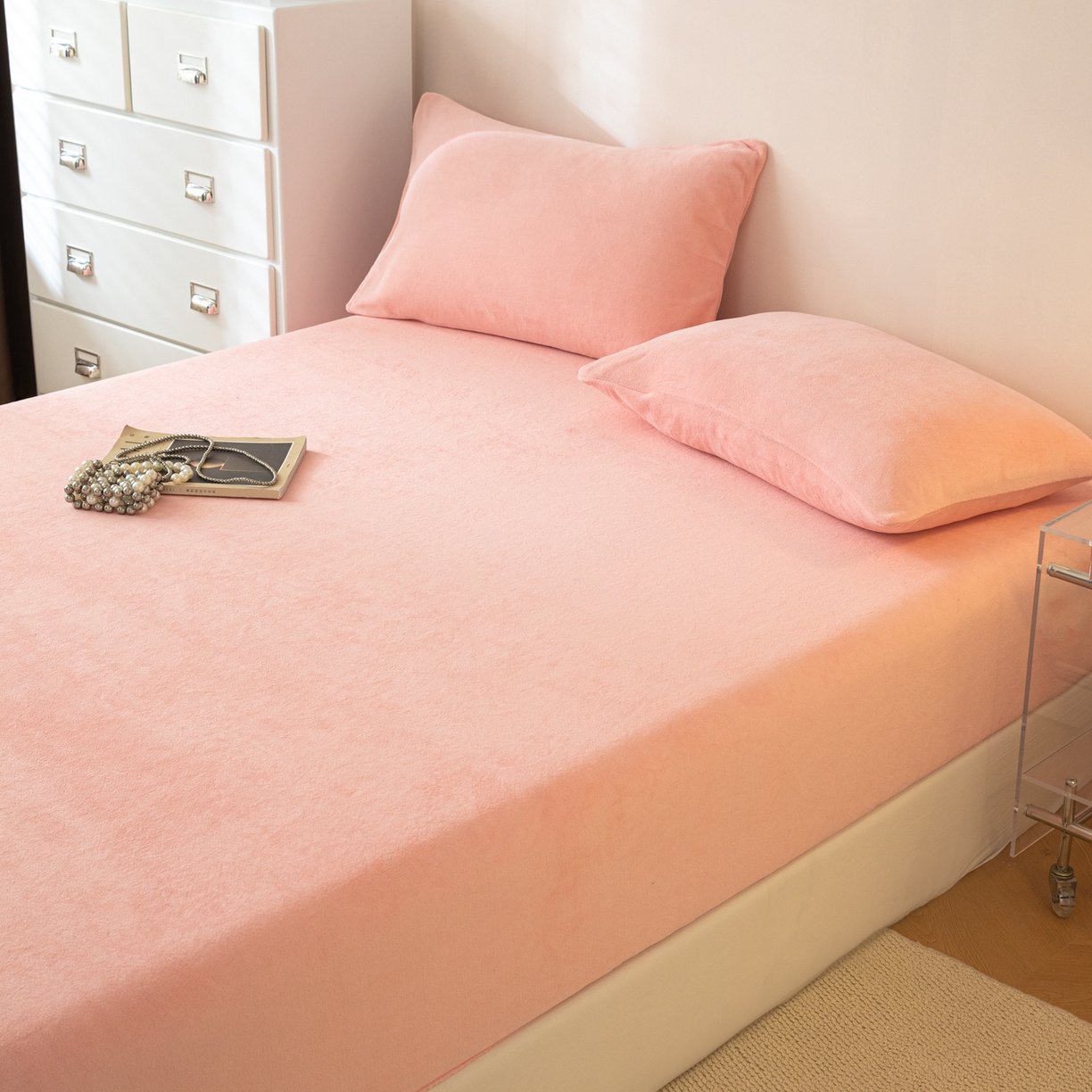 91家纺网 家纺一手货源 找家纺 眠博士 2025新款简约牛奶绒纯色单床笠-场景二 牛奶绒纯色床笠-粉色