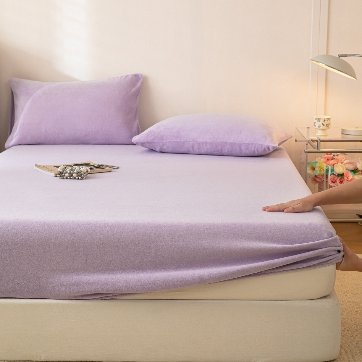 91家纺网 家纺一手货源 找家纺 眠博士 2025新款简约牛奶绒纯色单床笠-场景二 牛奶绒纯色床笠-丁香紫