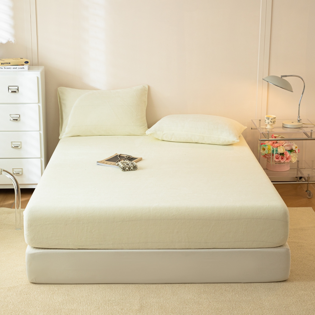 91家纺网 家纺一手货源 找家纺 眠博士 2025新款简约牛奶绒纯色单床笠-场景二 牛奶绒纯色床笠-奶白