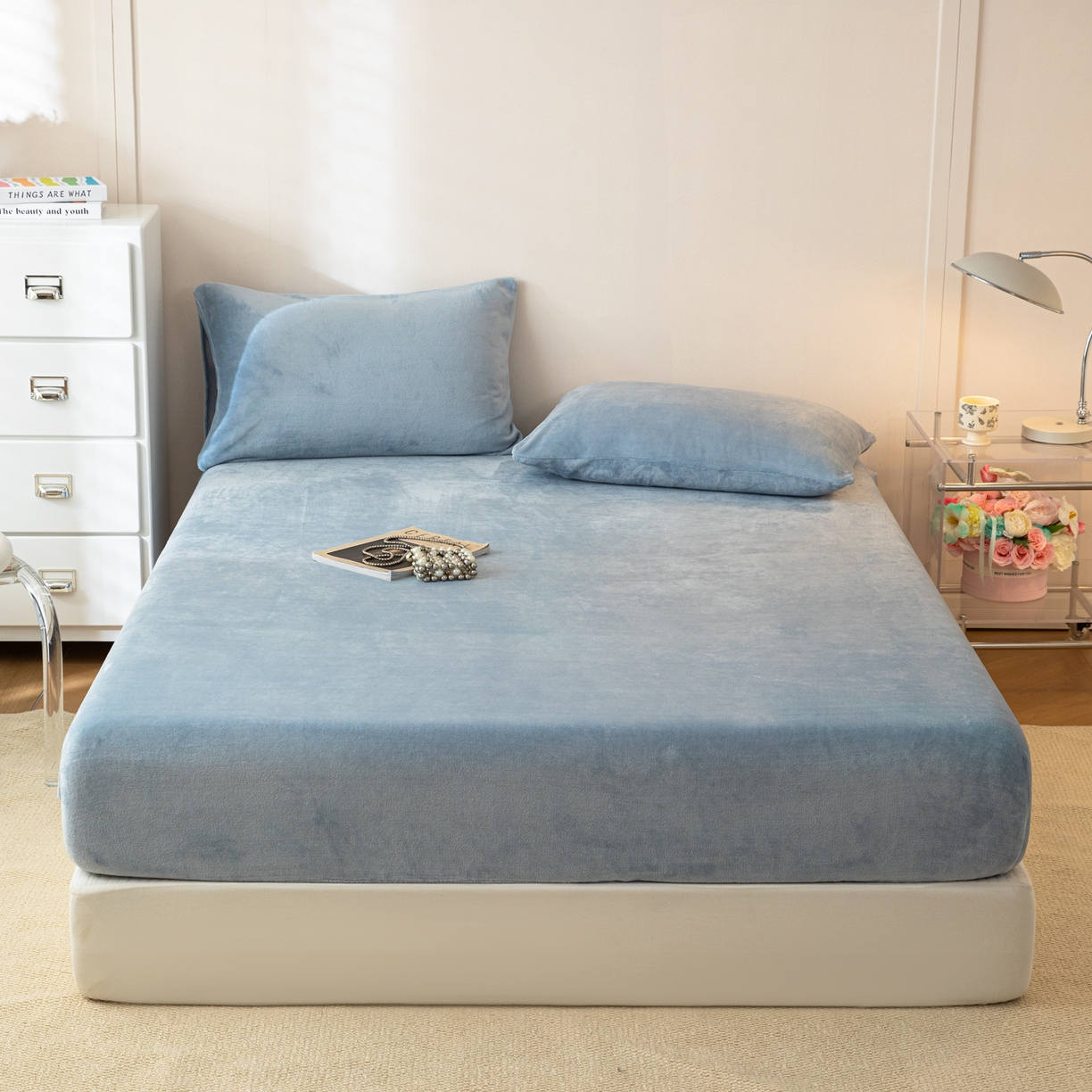 91家纺网 家纺一手货源 找家纺 眠博士 2025新款简约牛奶绒纯色单床笠-场景二 牛奶绒纯色床笠-雾霾蓝