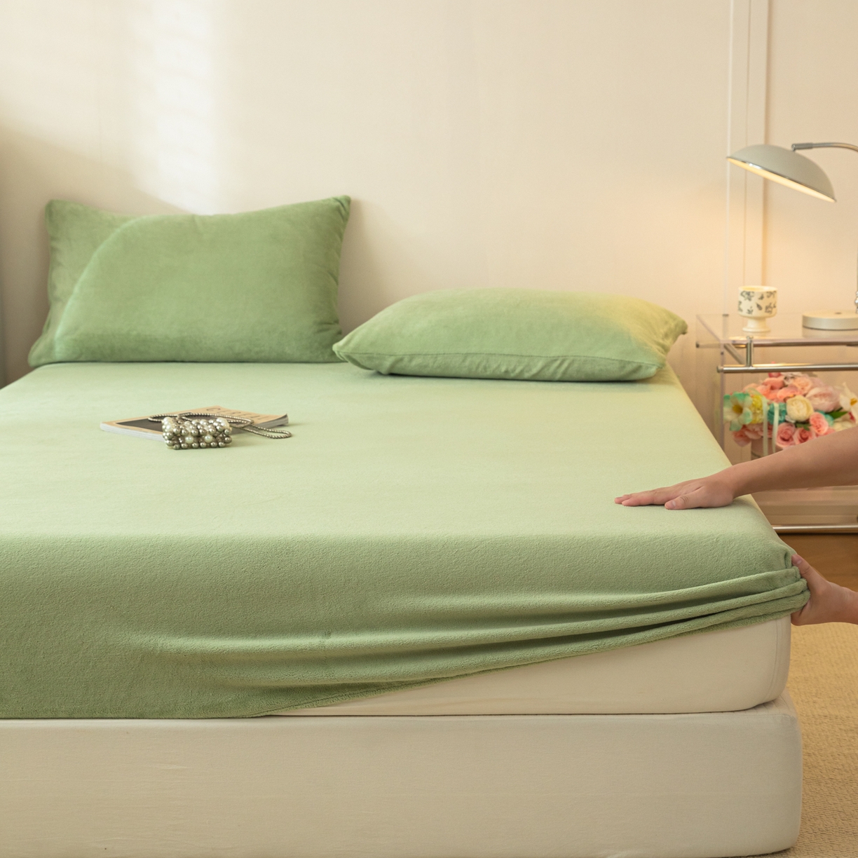 91家纺网 家纺一手货源 找家纺 眠博士 2025新款简约牛奶绒纯色单床笠-场景二 牛奶绒纯色床笠-苹果绿