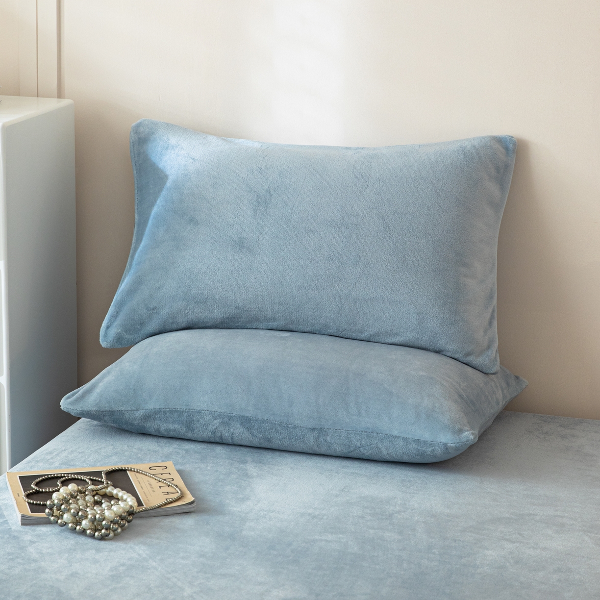 91家纺网 家纺一手货源 找家纺 眠博士 2025新款简约牛奶绒纯色单床笠-场景二 牛奶绒纯色床笠-雾霾蓝