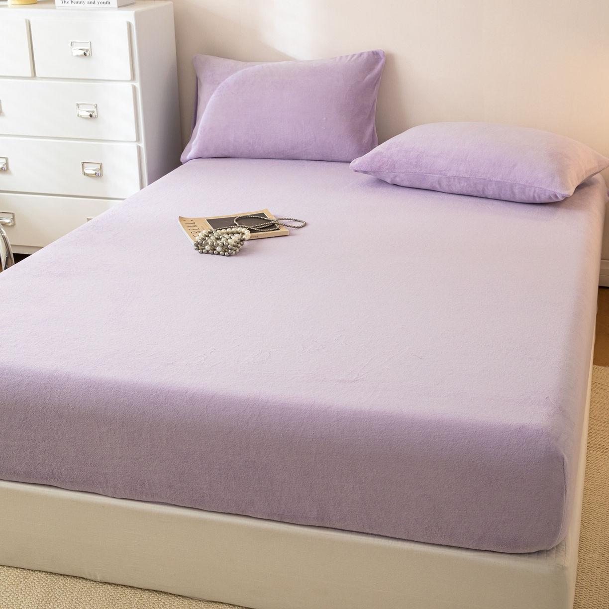 91家纺网 家纺一手货源 找家纺 眠博士 2025新款简约牛奶绒纯色单床笠-场景二 牛奶绒纯色床笠-丁香紫