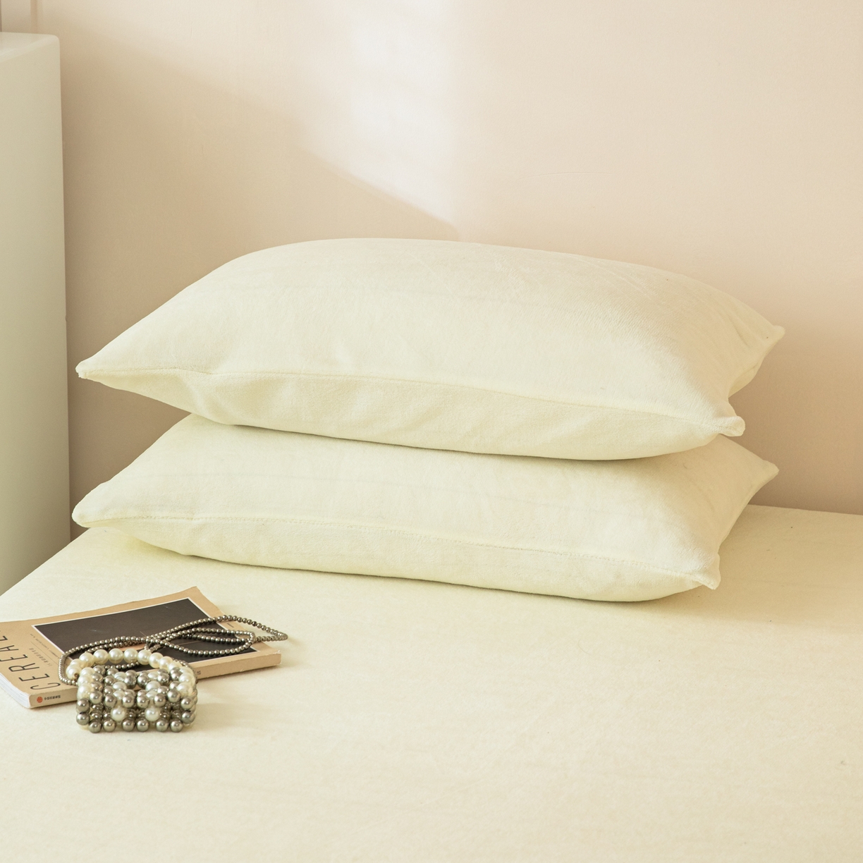 91家纺网 家纺一手货源 找家纺 眠博士 2025新款简约牛奶绒纯色单床笠-场景二 牛奶绒纯色床笠-奶白