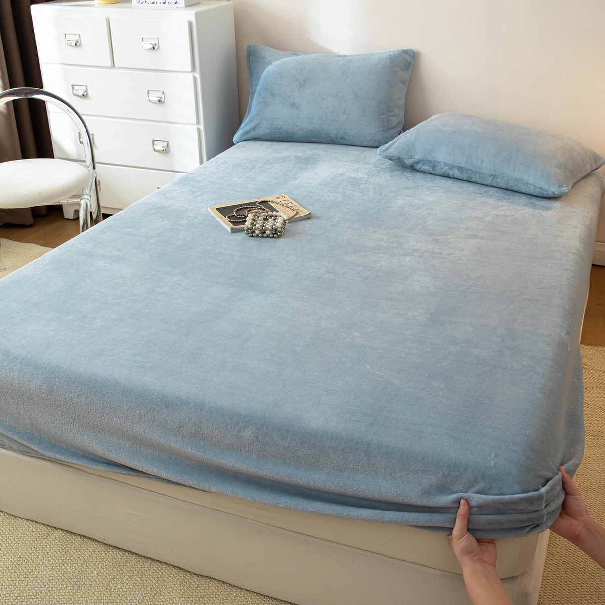 91家纺网 家纺一手货源 找家纺 眠博士 2025新款简约牛奶绒纯色单床笠-场景二 牛奶绒纯色床笠-雾霾蓝