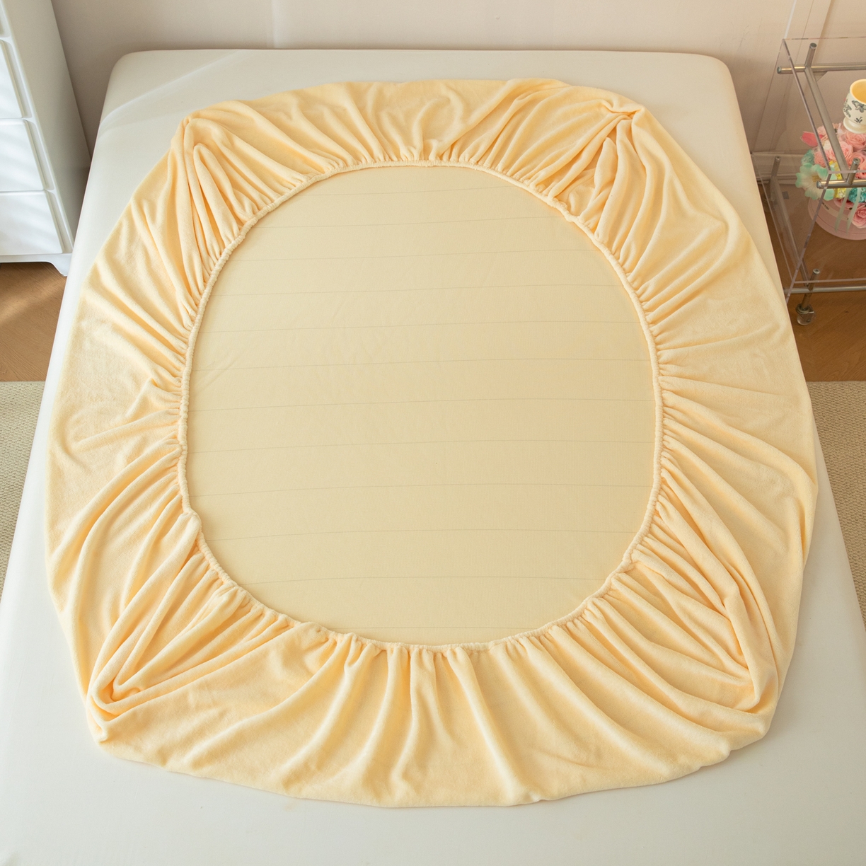 91家纺网 家纺一手货源 找家纺 眠博士 2025新款简约牛奶绒纯色单床笠-场景二 牛奶绒纯色床笠-鹅黄